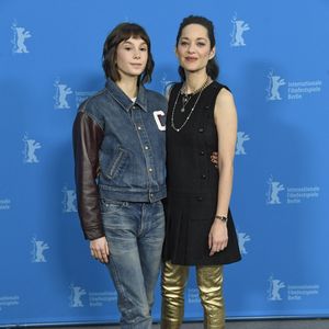 Marion Cotillard et Clara Pacini au photocall du film "The Ice Tower" lors de la 75ème édition du festival international du film de Berlin, le 16 février 2025.

Photo : Action Press / Bestimage