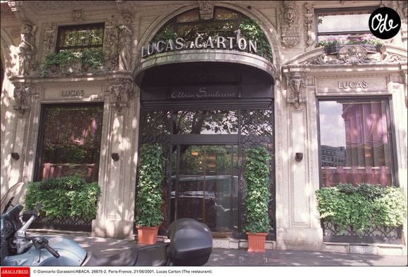 Le chef avait envoyé son CV à cette prestigieuse maison vingt-cinq ans plus tôt, sans obtenir de réponse.

Le restaurant Lucas Carton à Paris. © Giancarlo Gorassini/ABACA.
