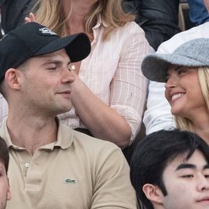 Kelly Vedovelli et son petit frère Lucas en tribunes lors des Internationaux de France de Tennis de Roland Garros 2025, à Paris, France, le 6 juin 2025. © Jacovides-Moreau/Bestimage