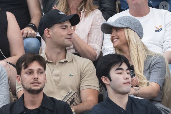Kelly Vedovelli et son petit frère Lucas en tribunes lors des Internationaux de France de Tennis de Roland Garros 2025, à Paris, France, le 6 juin 2025. © Jacovides-Moreau/Bestimage