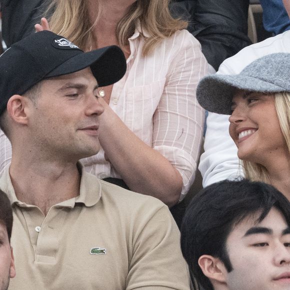Kelly Vedovelli et son petit frère Lucas en tribunes lors des Internationaux de France de Tennis de Roland Garros 2025, à Paris, France, le 6 juin 2025. © Jacovides-Moreau/Bestimage