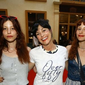 Exclusif - Lio entourée de ses filles jumelles Garance et Léa en backstage du défilé de la styliste Nathalie Garçon pour l'association "Over fifty...et alors" à la galerie Vivienne à Paris le 17 juin 2019. 
© Dominique Jacovides / Bestimage