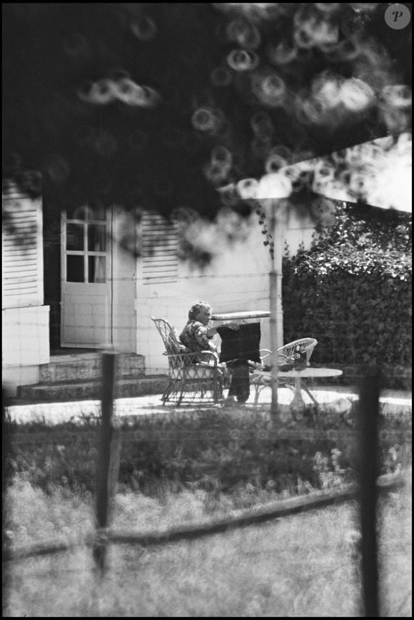 Simone Signoret dans sa maison de Campagne d'Autheuil-Authouillet en Normandie en 1980. ©LAURENT SOLA / BESTIMAGE
