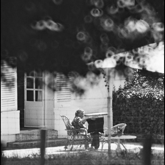 Simone Signoret dans sa maison de Campagne d'Autheuil-Authouillet en Normandie en 1980. ©LAURENT SOLA / BESTIMAGE
