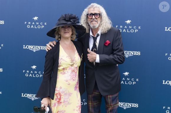 Il s'agit de Djamel Bentenah.

Djamel Bentenah et sa femme - Photocall du Prix de Diane Longines 2022 à Chantilly le 19 juin 2022. © Jack Tribeca / Bestimage
