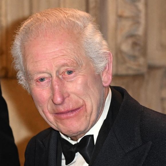 Malgré la maladie, Charles III fêtera Noël !
Charles III au Royal Variety Show au Royal Albert Hall à Londres