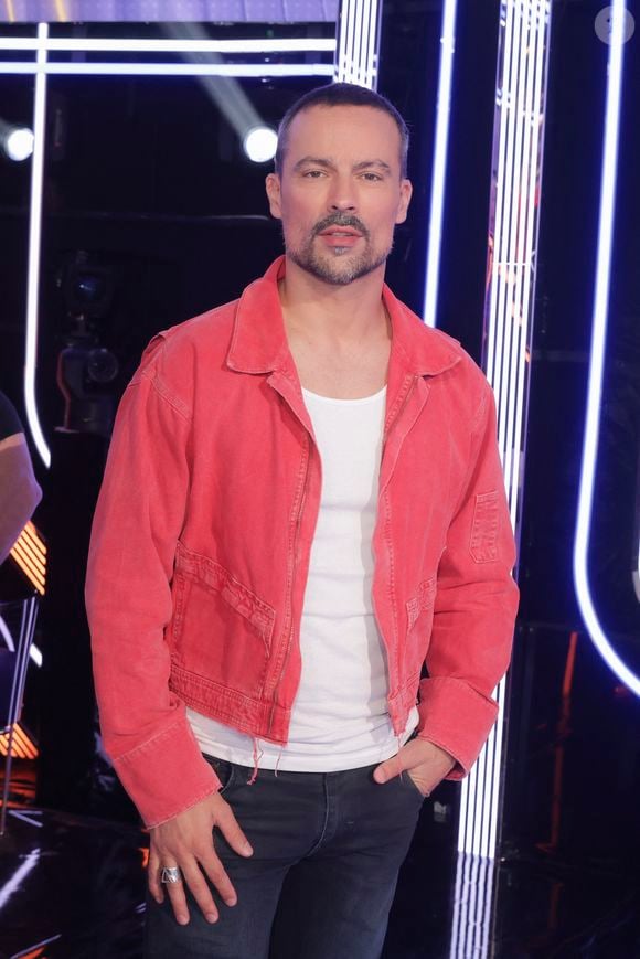 Damien Sargue s'est mis en couple avec la danseuse professionnelle Emilie Sudre il y a plusieurs années. Ils se sont mariés le 15 juillet 2017. 

Exclusif - Damien Sargue sur le plateau de l'émission "Face à Hanouna" diffusée le 23 novembre 2024 - Paris le 21 novembre 2024 - © Jack Tribeca / Bestimage