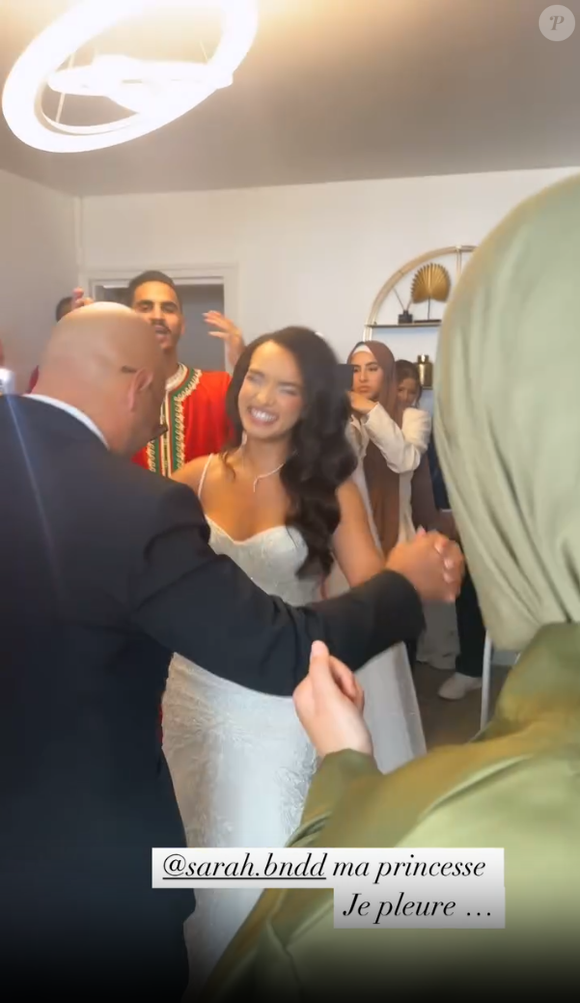 Sur les clichés et les vidéos partagées par la chanteuse de 42 ans, on découvrait son époux Hicham Bendaoud danser avec sa fille, habillée avec une sublime robe de mariée.

Vitaa au mariage de Sarah, la fille de l'époux de la chanteuse, Hicham. Instagram.  mai 2025