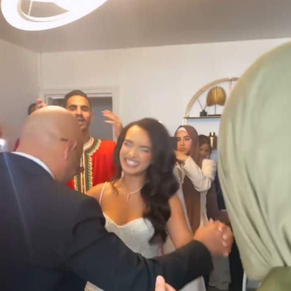 Sur les clichés et les vidéos partagées par la chanteuse de 42 ans, on découvrait son époux Hicham Bendaoud danser avec sa fille, habillée avec une sublime robe de mariée.

Vitaa au mariage de Sarah, la fille de l'époux de la chanteuse, Hicham. Instagram.  mai 2025