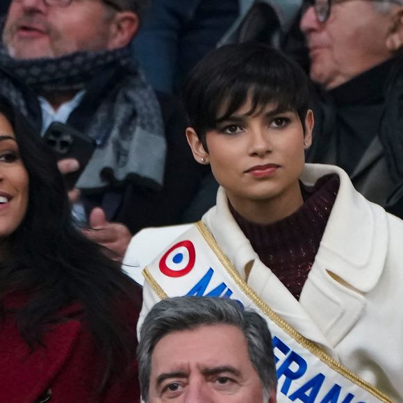 Eve Gilles, miss France 2024 assiste au match de football amical France - Chili (3-2) au stade Orange Vélodrome à Marseille le 26 mars 2024 en compagnie de Cindy Fabre, directrice du concours Miss France.

© Norbert Scanella / Panoramic / Bestimage