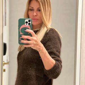 En effet, derrière l'un des placards de sa chambre se trouve... sa salle de bain !

Installée à Lyon depuis plusieurs années déjà, l'ex-Miss Météo de Canal + y vit en toute quiétude avec son époux Dominique Casagrande, l'ancien gardien de but du FC Nantes et du Paris Saint-Germain et leurs deux filles, Jade (2002) et Dévone (2007).