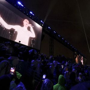 Après quatre ans d'absence, elle a chanté "L'Hymne à l'amour" du haut de la Tour Eiffel
Céline Dion chante au sommet du premier étage de la Tour Eiffel lors de la cérémonie d'ouverture des Jeux olympiques d'été de Paris 2024 à Paris, France, le 26 juillet 2024. Photo par ABACAPRESS.COM