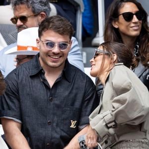 Antoine Dupont et sa compagne Iris Mittenaere en tribunes lors de la finale messieurs des Internationaux de France de Tennis de Roland Garros 2025 (jour 15), à Paris, France, le 8 juin 2025. © Cyril Moreau/Bestimage