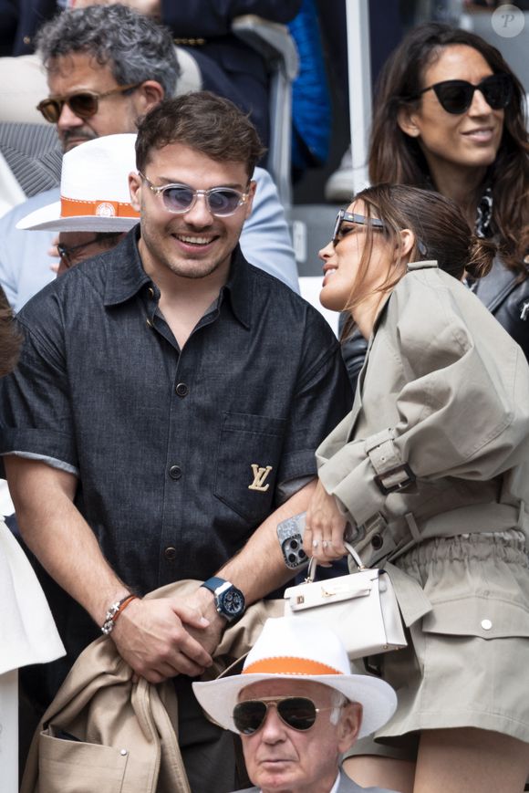 Antoine Dupont et sa compagne Iris Mittenaere en tribunes lors de la finale messieurs des Internationaux de France de Tennis de Roland Garros 2025 (jour 15), à Paris, France, le 8 juin 2025. © Cyril Moreau/Bestimage