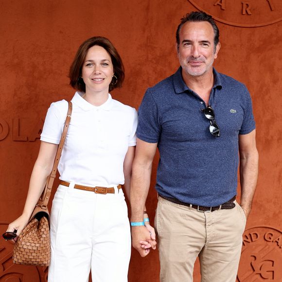 Jean Dujardin et sa femme Nathalie Péchalat au village lors des Internationaux de France de tennis de Roland Garros 2023, à Paris, France, le 11 juin 2023. 

© Jacovides-Moreau/Bestimage