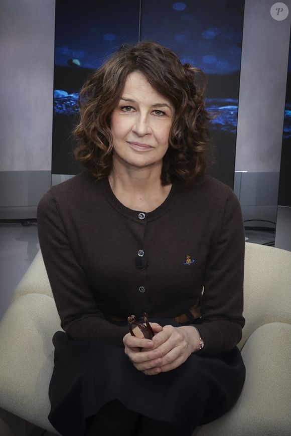 Exclusif - Valérie Lemercier, sur le plateau de Clique (Midi) présenté par M.Achour, et diffusé sur Canal + le 4 novembre 2025, à Paris, France, le 28 octobre 2025. © Jack Tribeca/Bestimage