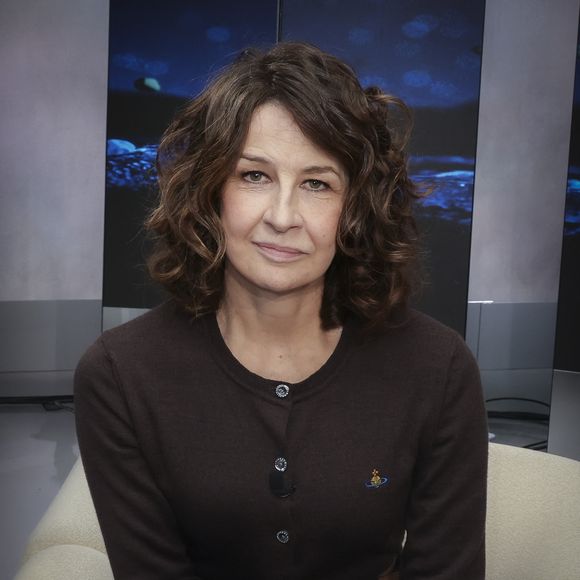 Exclusif - Valérie Lemercier, sur le plateau de Clique (Midi) présenté par M.Achour, et diffusé sur Canal + le 4 novembre 2025, à Paris, France, le 28 octobre 2025. © Jack Tribeca/Bestimage
