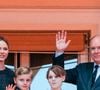 Une décision en ligne avec les "récents événements au Moyen-Orient" a expliqué le Palais.
Le prince Albert II de Monaco, la princesse Charlène de Monaco et leurs enfants au balcon du palais princier lors de la procession de la Fête Dieu sur la place du Palais à Monaco, le 19 juin 2025.
Photo : Bruno Bebert / Bestimage