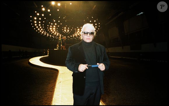 Karl Lagerfed lors du défilé Chanel collection haute couture printemps-été 2001 à Paris en 2000. © RINDOFF-GARCIA/Bestimage