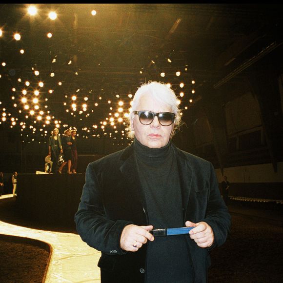Karl Lagerfed lors du défilé Chanel collection haute couture printemps-été 2001 à Paris en 2000. © RINDOFF-GARCIA/Bestimage