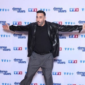 "j’ai besoin que ma mère vienne me voir jouer. Et ça c’est une vérité, j’ai peur qu’elle ne soit plus là, donc voilà", a ajouté l'ex participant à Danse avec les stars, très ému. 

Adil Rami participe au photocall de Danse Avec Les Stars dans les studios de TF1 le 16 janvier 2025. Photo par Jerome Domine/ABACAPRESS.COM