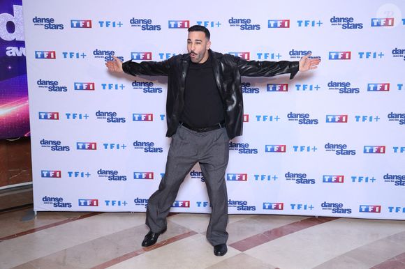 "j’ai besoin que ma mère vienne me voir jouer. Et ça c’est une vérité, j’ai peur qu’elle ne soit plus là, donc voilà", a ajouté l'ex participant à Danse avec les stars, très ému. 

Adil Rami participe au photocall de Danse Avec Les Stars dans les studios de TF1 le 16 janvier 2025. Photo par Jerome Domine/ABACAPRESS.COM