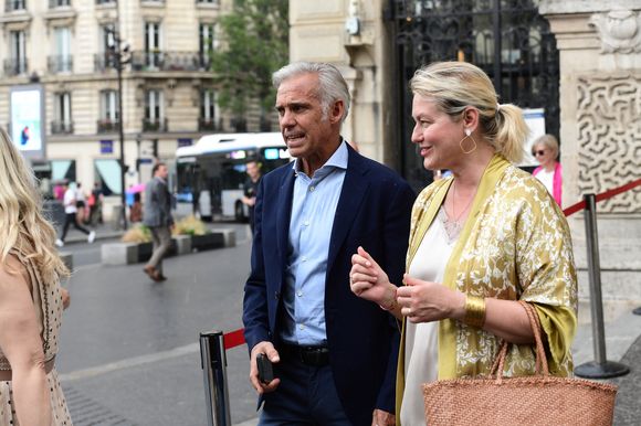 Paul Belmondo et Luana - Mariage de Claude Lelouch à la mairie du 18ème à Paris. Le 17 juin 2023 Agence / Bestimage