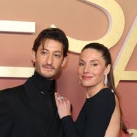 Pierre Niney et Natasha Andrew ont fait le choix de vivre "plus près de la nature" : à quoi ressemble leur quotidien en dehors de Paris ?