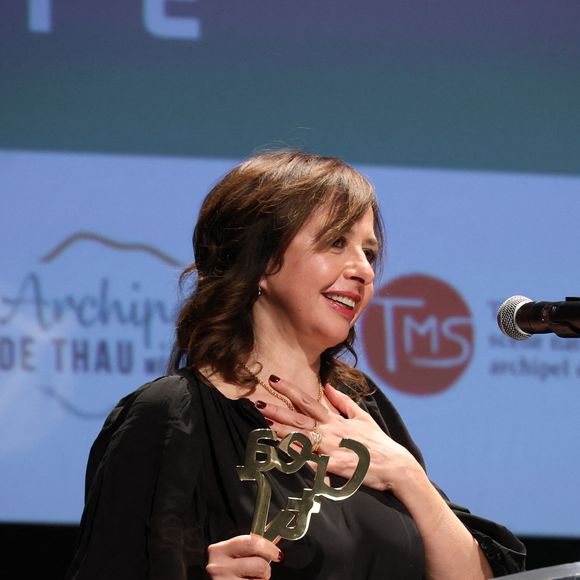 "J’ai su dans la seconde. On ne s’est retrouvés que pour le bien. Pas pour les ennuis, pas pour le quotidien. Que pour la joie, le bonheur et l’amour", confiait-elle en 2024 dans les colonnes de Paris Match.

Exclusif - Valerie Bonneton lors de la clôture du 2ème Festival Creatvty 2025 des séries et créations audiovisuelles à Sète, le 15 novembre 2025.
© Denis Guignebourg / Bestimage