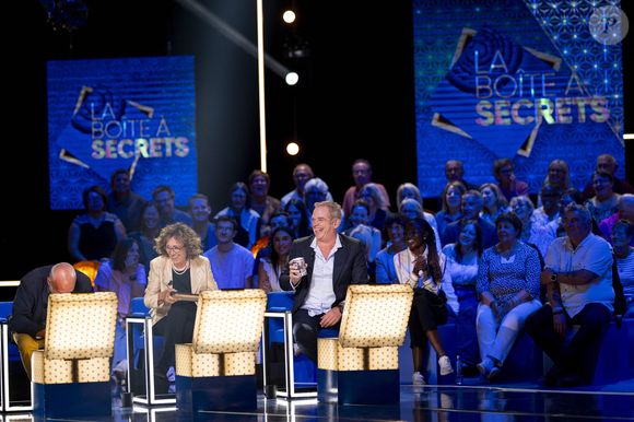 Exclusif - François Berléand, Mireille Dumas et Garou lors de l'enregistrement de l'émission "La Boîte à secrets", présentée par F.Bollaert et diffusée le 26 septembre 2025 sur France 3, dans les studios du Lendit à Saint-Denis, Seine Saint-Denis, France, le 8 septembre 2025. © Pierre Perusseau/Bestimage