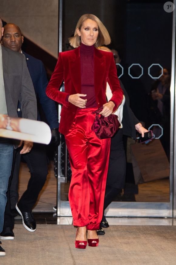 "Nous avons perdu un très grand journaliste", a également souligné la maman de trois garçons. 


Celine Dion arbore un total look rouge satin et velour à la sortie de son hôtel à New York, le 14 novembre 2019.