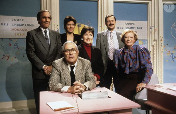 Archives -En France, à Paris, sur le plateau de l'émission "Des chiffres et des lettres", Armand JAMMOT, producteur, entouré de l'équipe de l'émission, de gauche à droite, Patrice LAFFONT, Arielle BOULIN-PRAT, Bénédicte GALEY, Bertrand RENARD et Yvette PLAILLY, tous souriant. Date inconnue . © Gérard Letellier via Bestimage