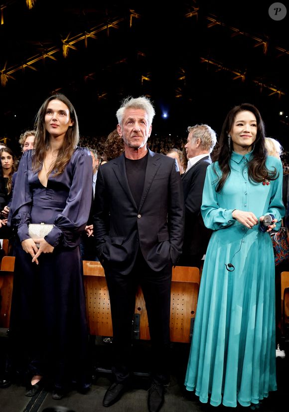 Sean Penn et sa compagne Valeria Nicov, Shu Qi - Cérémonie d'ouverture du 17ème Festival Lumière à la Halle Tony Garnier à Lyon, le 11 octobre 2025. © Dominique Jacovides / Bestimage