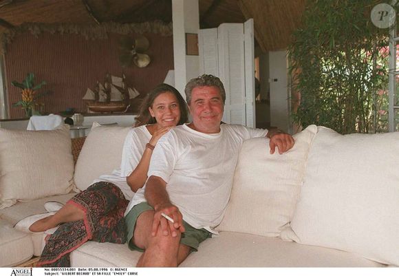 Pour Purepeople, elle revient notamment sur les années de bonheur passées aux côtés de son célèbre père.

Gilbert Bécaud et sa fille Emily assis sur un canapé en Corse, le 5 août 1996.
Agence / Bestimage