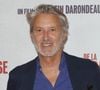 Pour Antoine, ce fut immédiat : « un coup de foudre d'une violence inouïe », tandis que Daphné restait d'abord déconcertée.

Antoine de Caunes - Première du film "De la Comédie-Française" au Grand Rex à Paris le 1er juin 2026. © Coadic Guirec/Bestimage