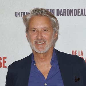 Pour Antoine, ce fut immédiat : « un coup de foudre d'une violence inouïe », tandis que Daphné restait d'abord déconcertée.
Antoine de Caunes - Première du film "De la Comédie-Française" au Grand Rex à Paris le 1er juin 2026. © Coadic Guirec/Bestimage
