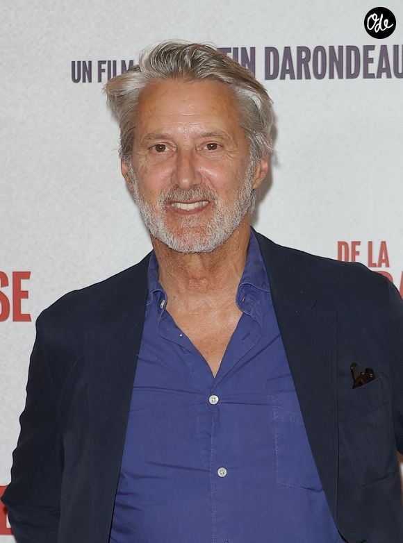 Pour Antoine, ce fut immédiat : « un coup de foudre d'une violence inouïe », tandis que Daphné restait d'abord déconcertée.

Antoine de Caunes - Première du film "De la Comédie-Française" au Grand Rex à Paris le 1er juin 2026. © Coadic Guirec/Bestimage