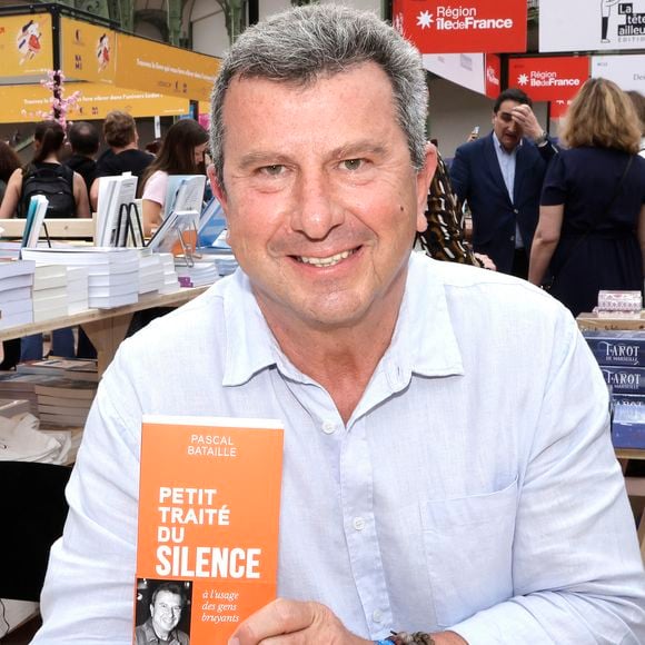 Pascal Bataille lors du Festival du Livre de Paris 2025 au Grand Palais à Paris le 12 avril 2025.

© Cédric Perrin / Bestimage