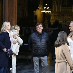 Jean-Pierre Foucault et son épouse Evelyne Jarre lors de la cérémonie d'enterrement de la présentatrice de télévision Evelyne Leclercq à la cathédrale Sainte-Réparate de Nice, France, le 13 janvier 2026. Elle est décédée le 30 décembre 2025 (à l'âge de 74 ans) à Grasse. Photo par Laurent Coust/ABACAPRESS.COM