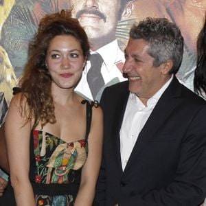 Louise, connue pour parler de maternité sans artifices sur Instagram, a également évoqué la séparation de ses parents sur Instagram. 

Alain Chabat er sa fille Louise à l'avant première du film Marsupilami le 26 mars 2012 ©AGENCE / BESTIMAGE