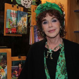 Anny Duperey - A.Duperey dédicace son livre "Respire, c'est de l'iode !" à la librairie La 25e Heure à Paris le 9 avril 2025.  © Philippe Baldini / Bestimage