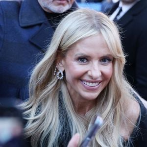 Entre vignobles, criques secrètes et un circuit mythique, l'actrice semble avoir trouvé son havre de paix. 

Sarah Michelle Gellar - Arrivées à la première du film 'Weeding Nightmare 2' au Pathé Palace à Paris le 25 Mars 2026. © Denis Guignebourg/Bestimage