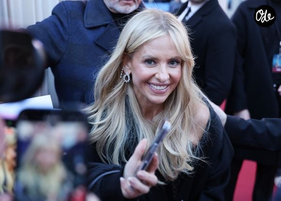 Entre vignobles, criques secrètes et un circuit mythique, l'actrice semble avoir trouvé son havre de paix. 

Sarah Michelle Gellar - Arrivées à la première du film 'Weeding Nightmare 2' au Pathé Palace à Paris le 25 Mars 2026. © Denis Guignebourg/Bestimage