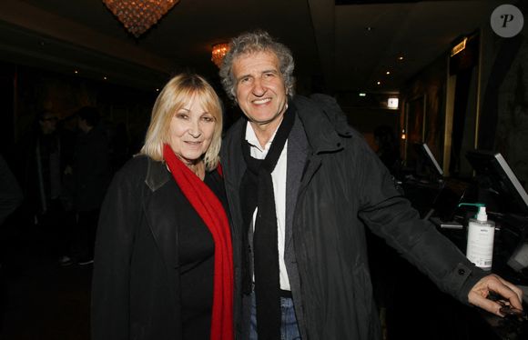 Pour lui rendre hommage, le chanteur de 77 ans a commandé un titre baptisé "Saint Nazaire", en écho au dernier vol de son frère qui se rendait de Loudun à La Baule.

Exclusif - Gerard Leclerc et son épouse Julie - People dans les backstage du concert de A.Chamfort "Dandy Symphonique" au Grand Rex à Paris. Le 23 mars 2022 © Denis Guignebourg / Bestimage