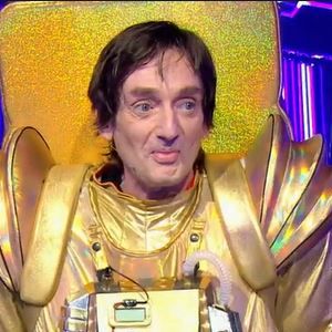 Pierre Palmade sous le costume du Cosmonaute de "Mask Singer 2022", le 15 avril, sur TF1