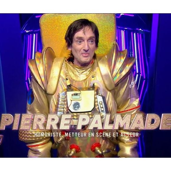 Pierre Palmade sous le costume du Cosmonaute de "Mask Singer 2022", le 15 avril, sur TF1