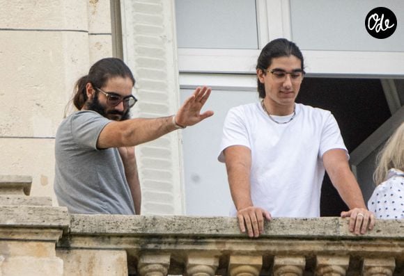 Eddy et Nelson Angelil à l'hôtel Le Royal Monceau, saluant leur mère, le 4 septembre 2026. Photo de Yehiel Chekroune/ABACAPRESS.COM