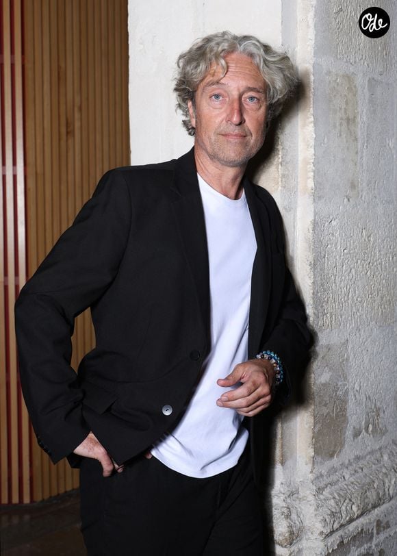"Son avis est capital pour moi", confie notamment l'interprète du chef Teyssier, qui lui demande conseil avant d'accepter ou de refuser certains rôles.

Benjamin Baroche lors du photocall du film "Montmartre'" lors du Festival de la Fiction de la Rochelle le 18 Septembre 2025. © Denis Guignebourg/Bestimage
