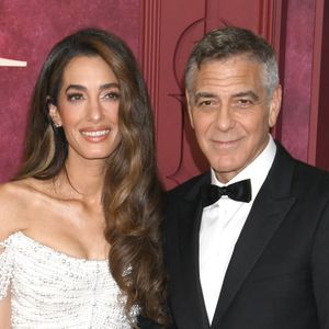 George Clooney (64 ans) et sa femme Amal (46 ans) ont fait une apparition remarquée aux Tony Awards 2025 à New York.

Amal et George Clooney à la soirée Radio City Music Hall lors des Tony Awards 2025 à New York. Crédit photo : Backgrid USA / Bestimage