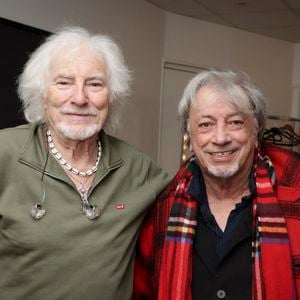 Exclusif - Hugues Aufray, Hervé Vilard en backstage du concert de Hugues Aufray au Le Dôme de Paris - Palais des Sports le 9 novembre 2025.
© Jack Tribeca / Bestimage